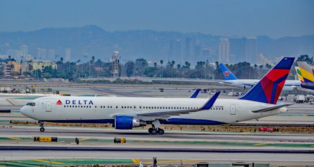 BOEING 767-300 (N197DN) - N197DN Delta Air Lines Boeing 767-332(ER) s/n 28454 - Los Angeles International Airport (IATA: LAX, ICAO: KLAX, FAA LID: LAX)br /Photo: TDelCorobr /September 3, 2017