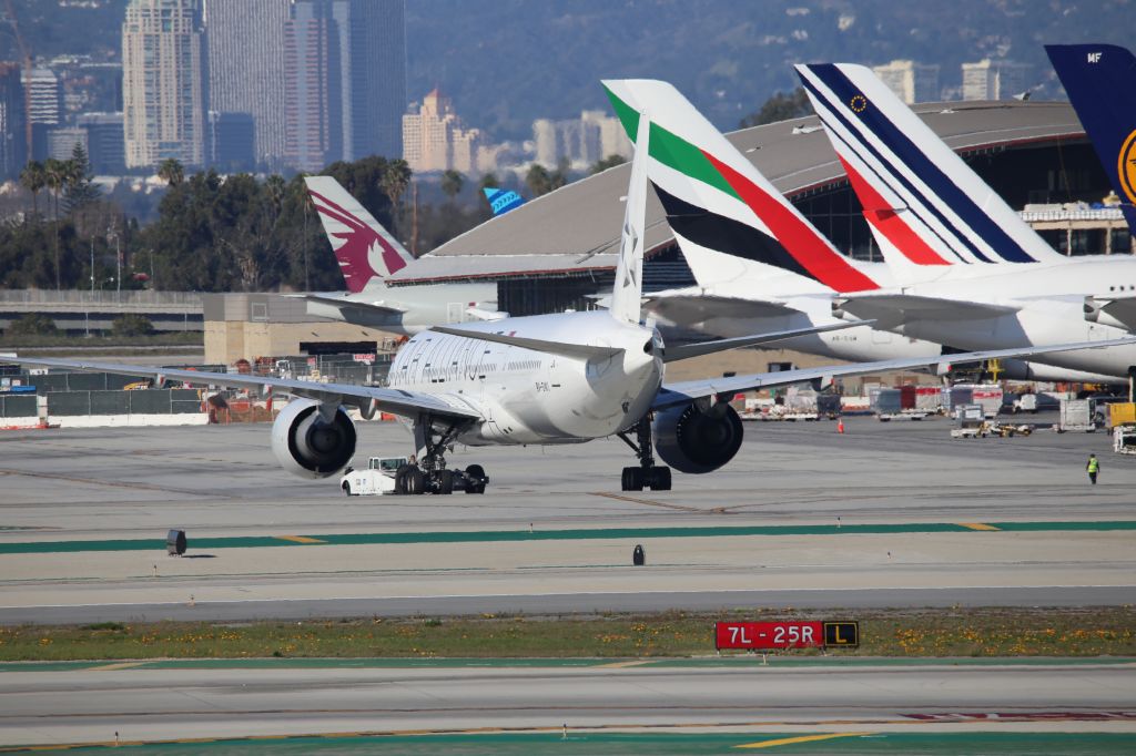 BOEING 777-300ER (9V-SWI)