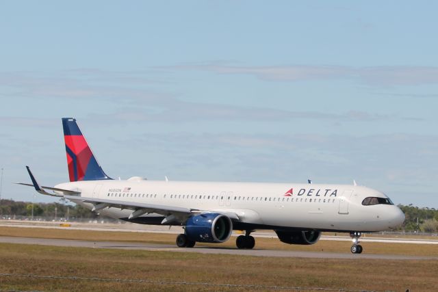 Airbus A321neo (N585DN) - Delta Flight 2474 taxis at Southwest Florida International Airport prior to flight to Boston-Logan International Airport (12/4/24)