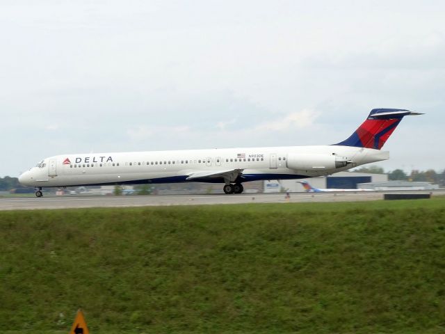 McDonnell Douglas MD-88 (N903DE)