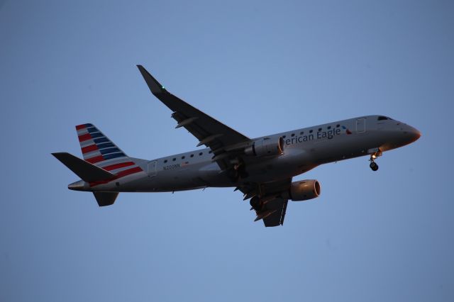 Embraer 170/175 (N200NN)