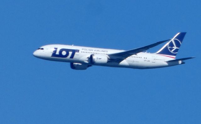 Boeing 787-8 (SP-LRD) - On approach is this 2013 LOT Polish Airlines Boeing 787-8 in the Autumn of 2019.