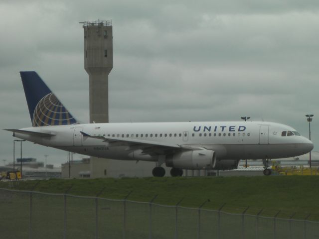 Airbus A319 (N842UA) - United Airlines Airbus A319 taxiing for departure on runway 06L to Chicago.