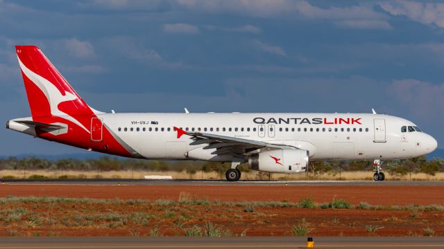 Airbus A320 (VH-UVJ)