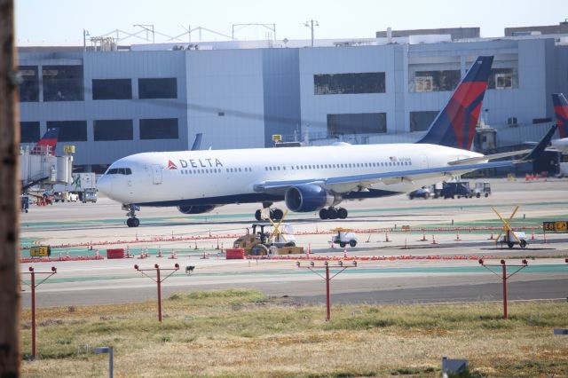 BOEING 767-300 (N178DN)