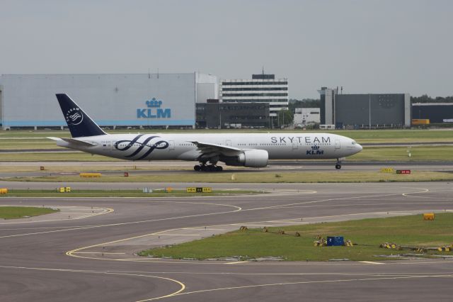 BOEING 777-300ER (PH-BVD)