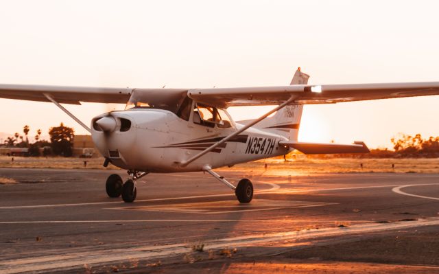 Cessna Skyhawk (N3547H) - Photo of N3547H taxiing for a takeoff during golden hour, taken by @planesthetics (instagram).