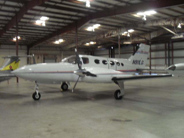 Cessna 421 (N911LG) - Hangared at FFC.