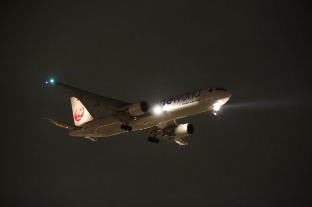 BOEING 767-300 (JA8980) - 1 April 2015: HND-HKD.