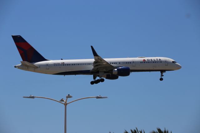 Boeing 757-200 (N667DN)