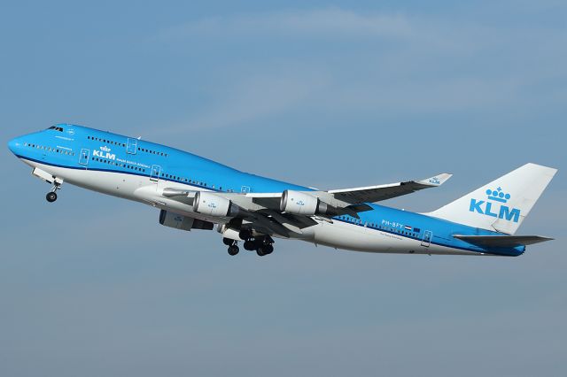 Boeing 747-400 (PH-BFY) - Takes off.