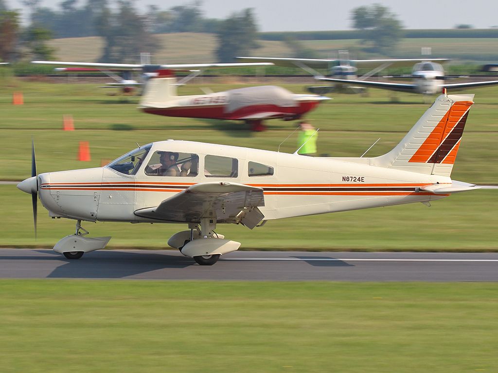 Piper Cherokee (N8724E)