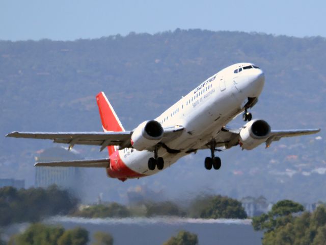 BOEING 737-400 (VH-TJE) - Getting airborne off runway 23. Thursday 12th April 2012.