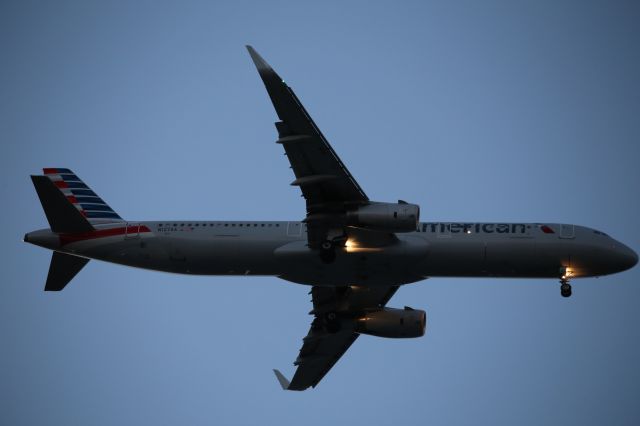 Airbus A321 (N127AA)