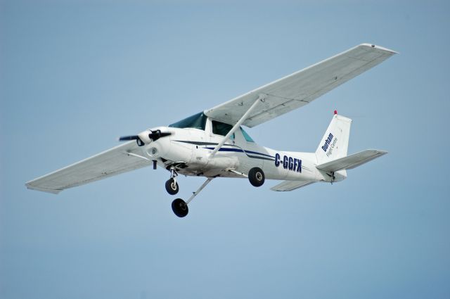 Cessna 152 (C-GGFX) - 1980 Cessna 152 (C-GGFX/152-84360) on final approach from Oshawa Executive Airport (CYOO) on Jan 27, 2021