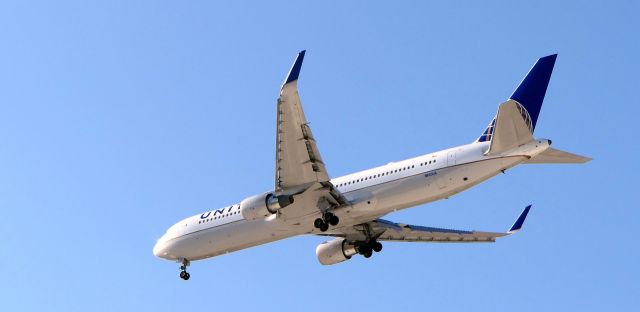 BOEING 767-300 (N643UA)