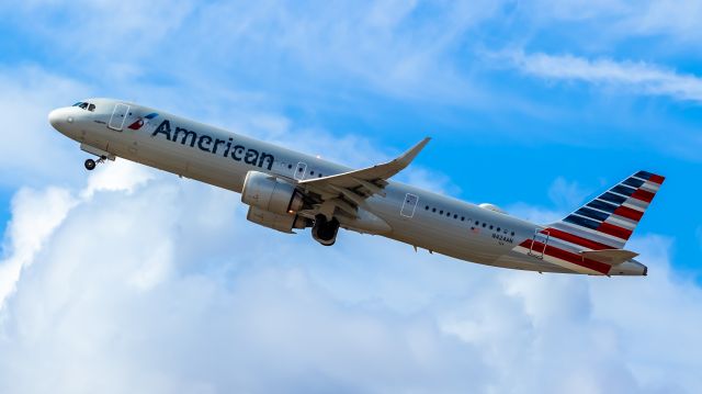 Airbus A321neo (N424AN) - American Airlines A321 neo taking off from PHX on 8/20/22. Taken with a Canon 850D and Rokinon 135mm f/2 manual focus lens.