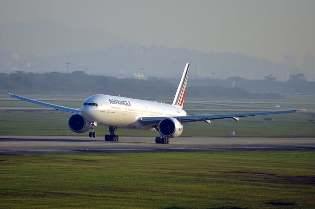 Boeing 777-200 (F-GZNJ) - At the RotateSpeed time, departing from Rio To Paris.