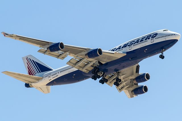 Boeing 747-400 (EI-XLZ) - over the hotelpool