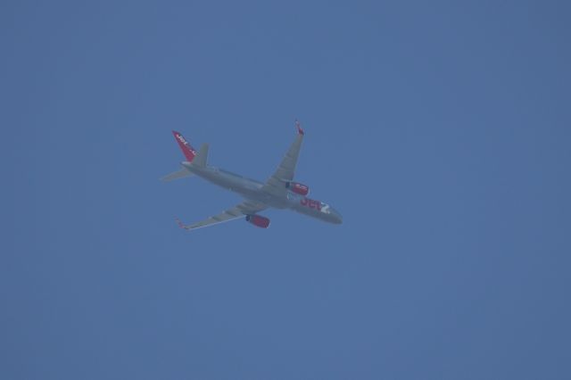 Boeing 757-200 (G-LSAB) - Jet 2 Boeing 757-27B (G-LSAB) flies overhead.  March 2022.