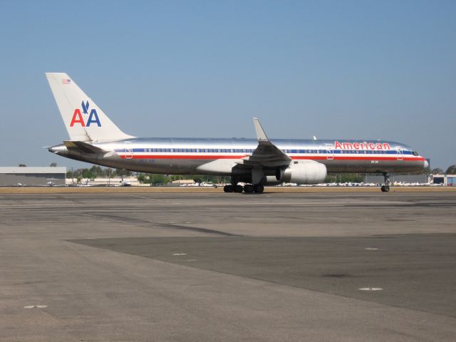 Boeing 757-200 (N636AM) - Taxiing to gate after landing