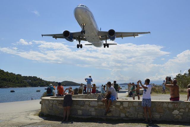 Airbus A320 (LY-SPA)