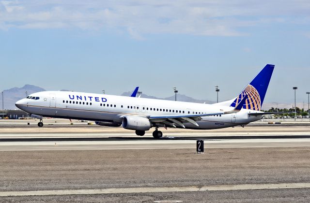 Boeing 737-900 (N39463) - N39463 2012 United Airlines Boeing 737-924(ER) - cn 37208 / ln 4260 - McCarran International Airport (KLAS)br /Las Vegas, Nevadabr /TDelCorobr /August 15, 2013