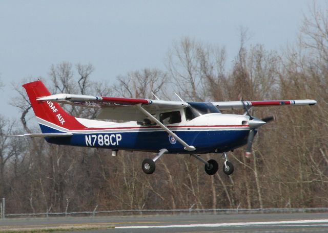 Cessna Skylane (N788CP) - Landing on runway 14 at the Downtown Shreveport airport.