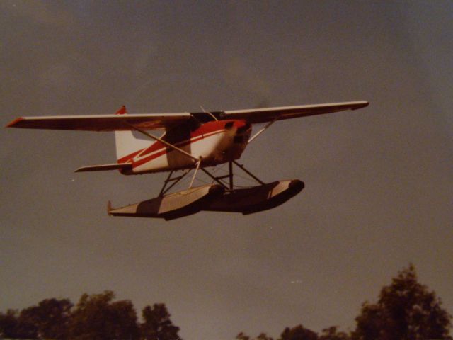 Cessna Skywagon 180 (N2705K) - 180 straight float doing a flyby at Westwego Airport.
