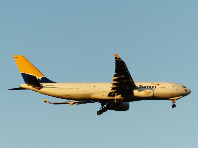 Airbus A330-200 (N330QT)