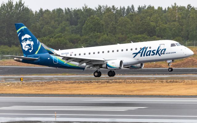 EMBRAER 175 (long wing) (N641QX)