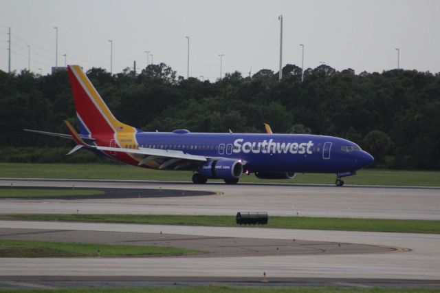 Boeing 737-800 (N8329B)