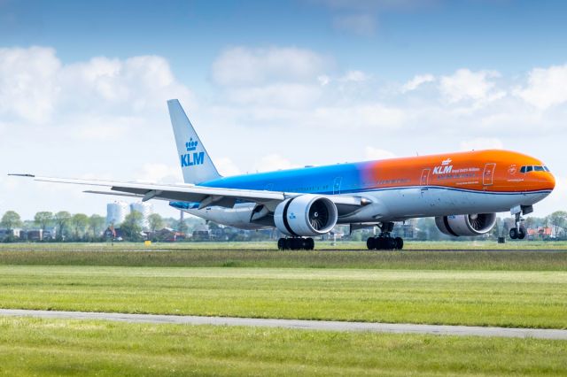 BOEING 777-300 (PH-BVA) - Orange Pride touching down!