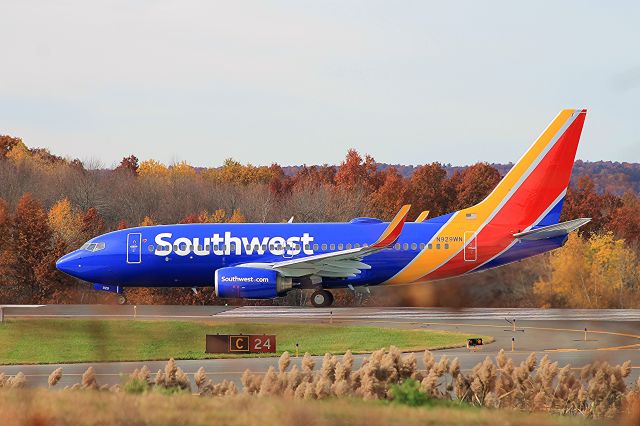 Boeing 737-700 (N929WN) - Lined up on runway 24 awaiting takeoff clearance