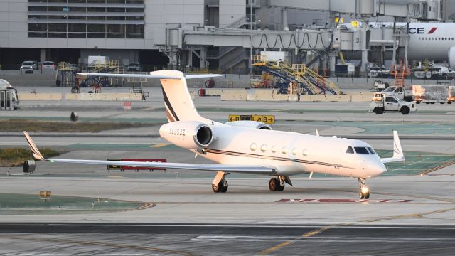 Gulfstream Aerospace Gulfstream V (N626JE) - Crossing 25L via taxiway Lima while taxiing at LAX