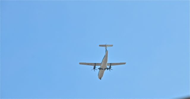 — — - ATR-42 on finals into Mexico CIty Intl.