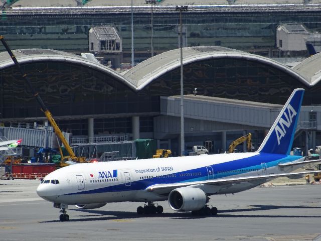 Boeing 777-200 (JA716A)