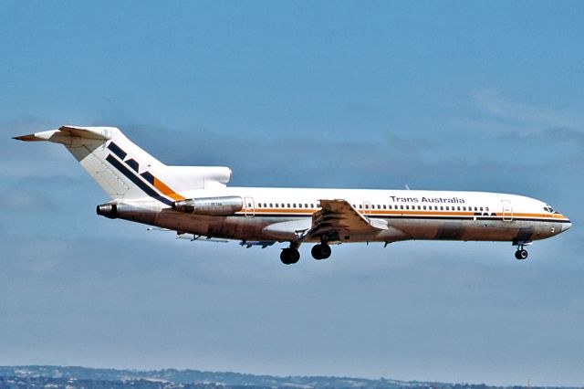BOEING 727-200 (VH-TBN) - TRANS AUSTRALIA AIRLINES - TAA - BOEING 727-276/ADV - REG : VH-TBN (CN 21479/1357) - ADELAIDE INTERNATIONAL AIRPORT SA. AUSTRALIA - YPAD 20/12/1986