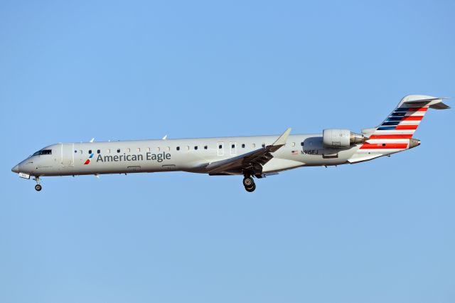 Canadair Regional Jet CRJ-900 (N915FJ)