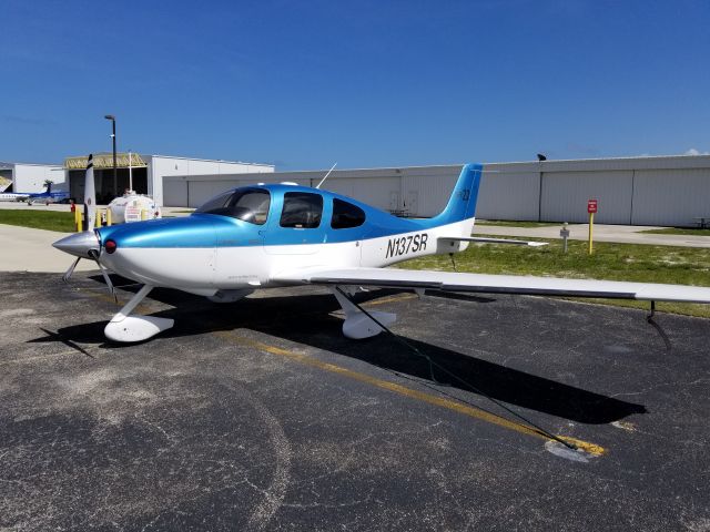 Cirrus SR-22 (N137SR)