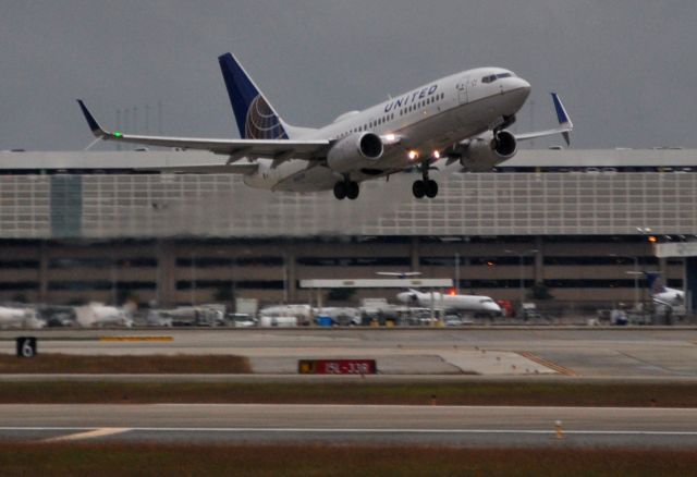 Boeing 737-700 (N16709)