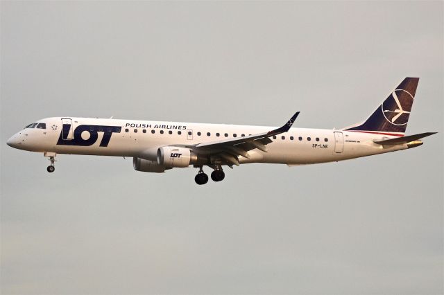 Embraer ERJ-190 (SP-LNE)
