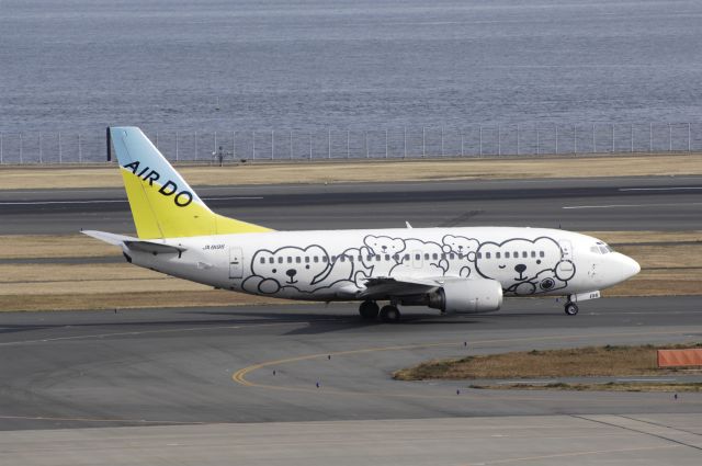 Boeing 737-500 (JA8196) - Taxi at Haneda Intl Airport on 2012/01/10 "Special Bear Do c/s"