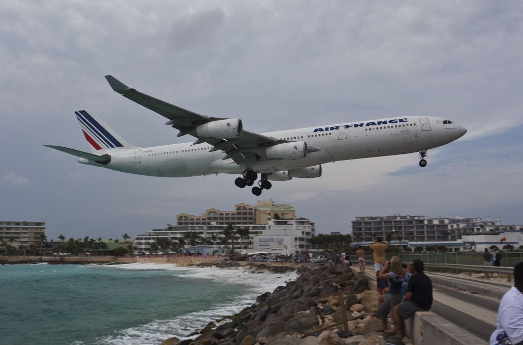 Airbus A340-300 (F-GLZP)