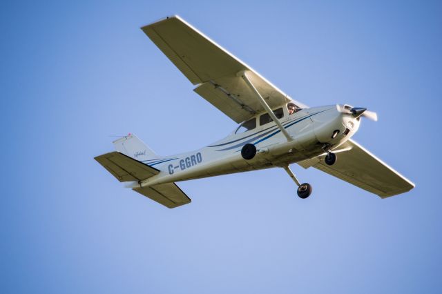 Cessna Skyhawk (C-GGRO) - C-GGRO a Cessna 172 on final at CYXU London.