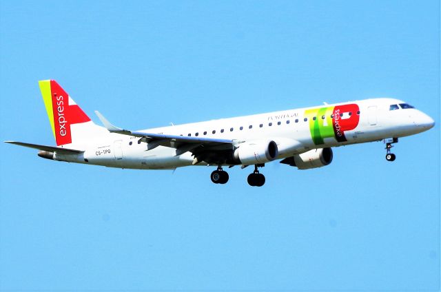 Embraer ERJ-190 (CS-TPQ)