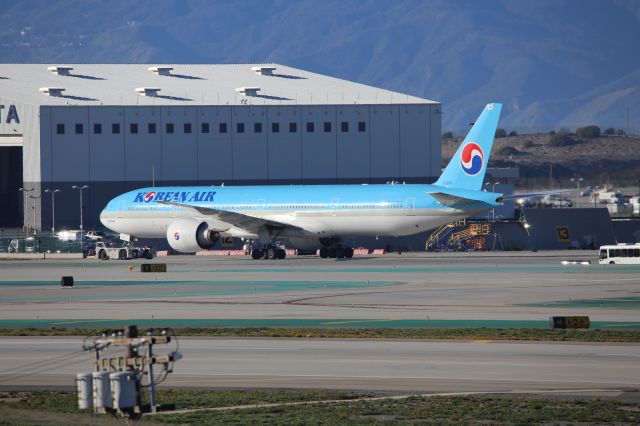 BOEING 777-300ER (HL8011)