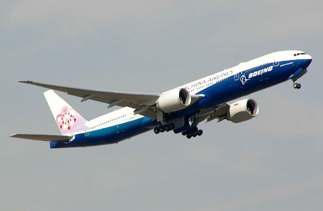 BOEING 777-300ER (B-18007)