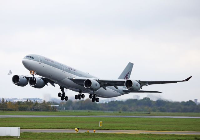 Airbus A340-500 (A7-HHH)