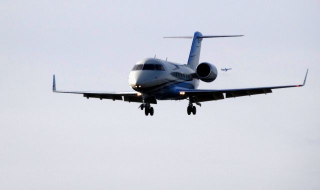 Canadair Challenger (N620PJ) - On final is this 1994 Canadair Challenger 600 in the Winter of 2019. In the distance off the Port side engine is an American Eagle Embraer departing KPHL.